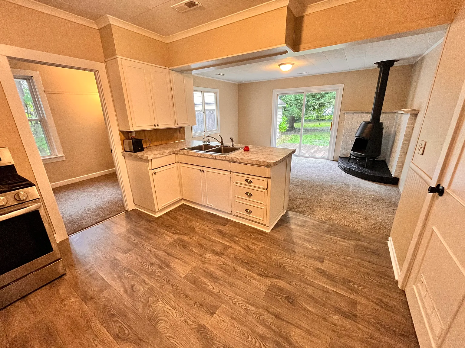 3 bed, 990 sqft, $1,200 — Photo 3