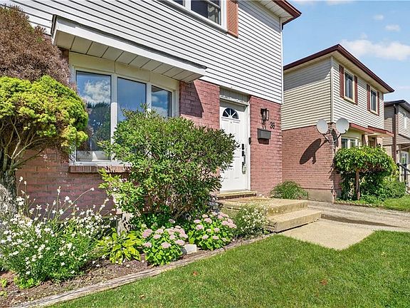 3rd image of 38 Meadow Woods Cres