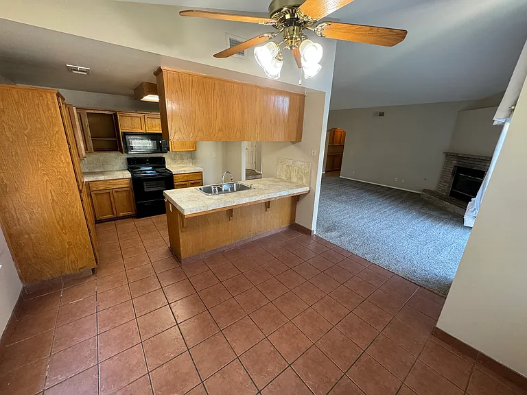 8357 N Barton Ave — Photo 4