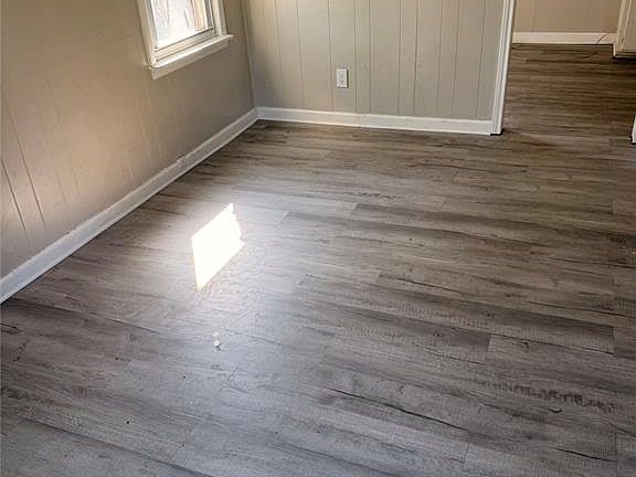 2nd image of 112 W Myrtle Dr