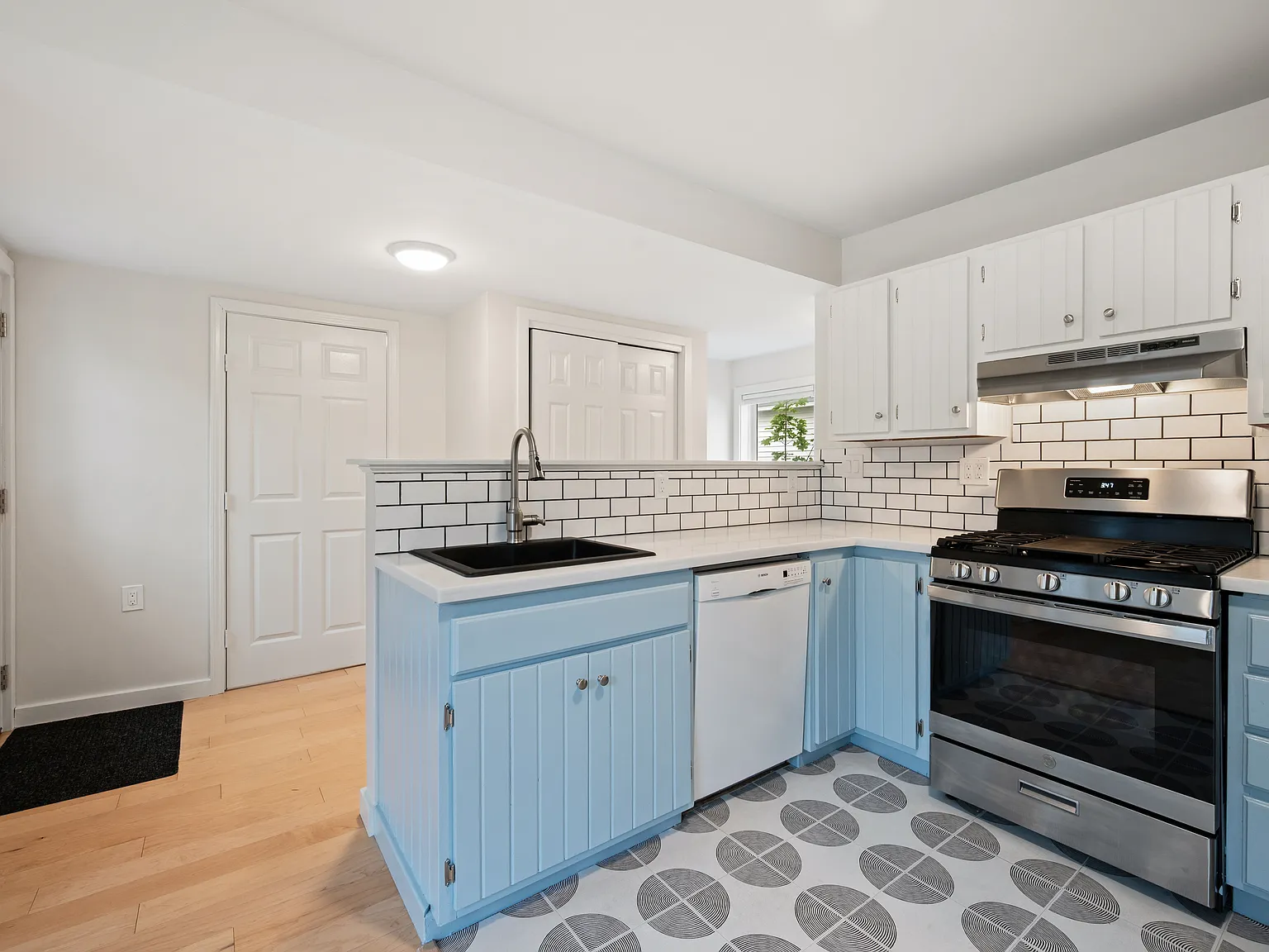 2 bed, 1.5 bath, 840 sqft, $2,200 — Photo 3
