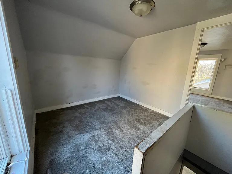 567 E School St — Photo 4