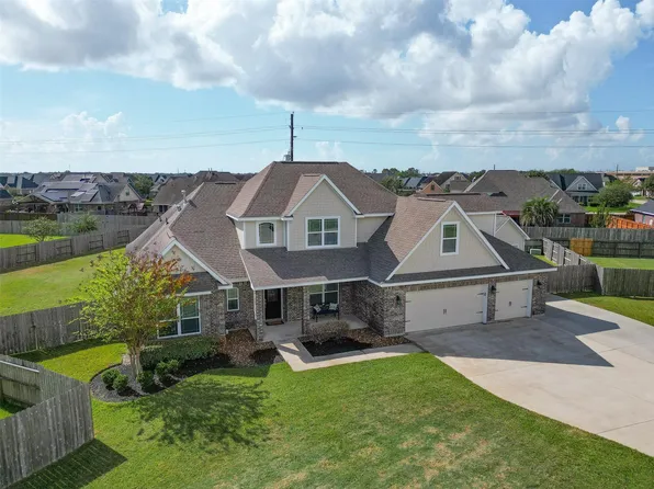 9642 Keeneland Cir, Mont Belvieu, TX 77523