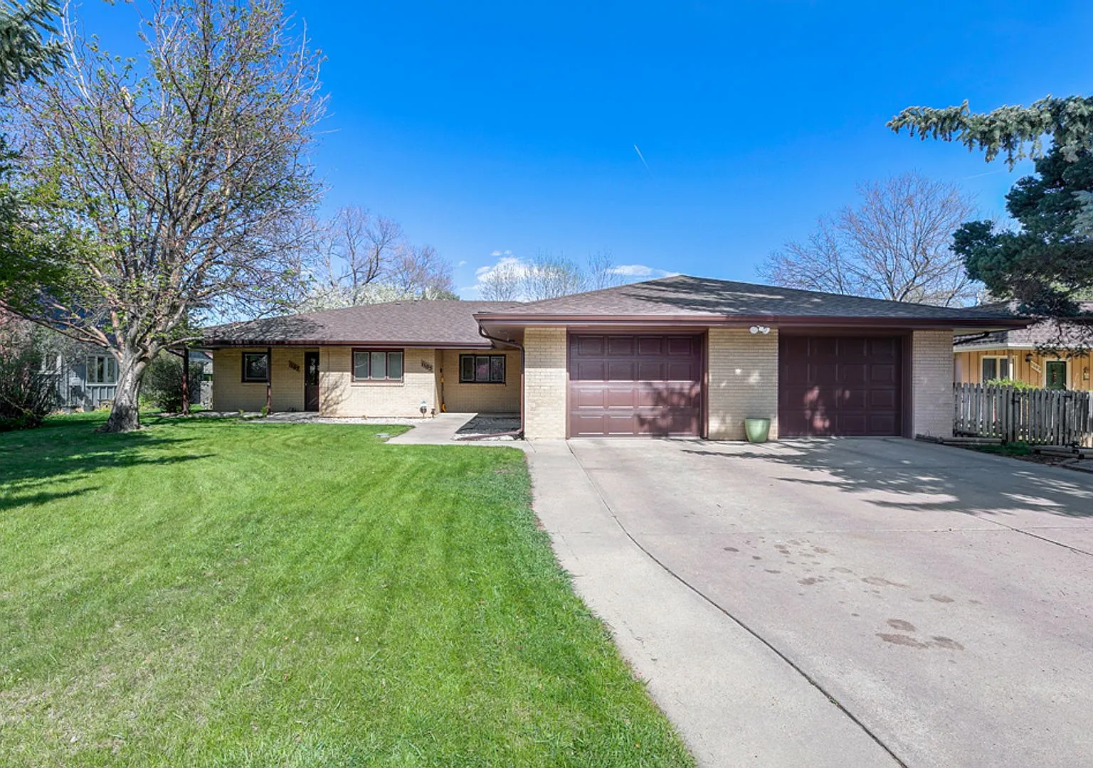 Well Maintained Side-By-Side Duplex in Parkwood — Photo 2