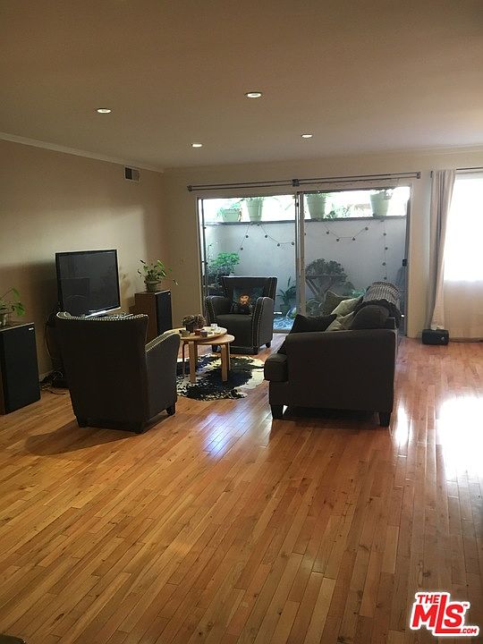 1st image of 1121 N Olive Dr APT 104
