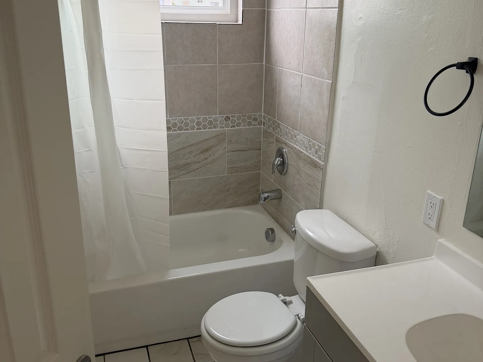 Trust: 33rd Street - 4 — Photo 4