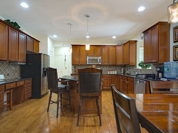 3rd image of 5 Dorset Dr