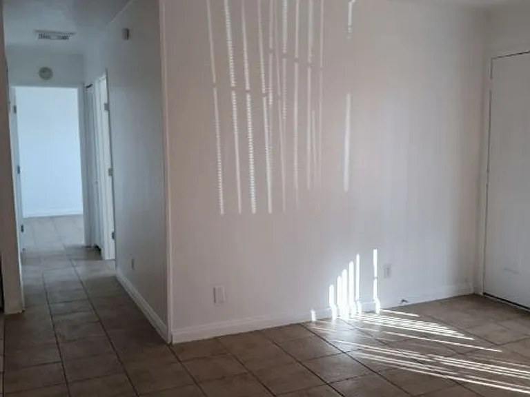 VILLA LA JOLLA — Photo 3