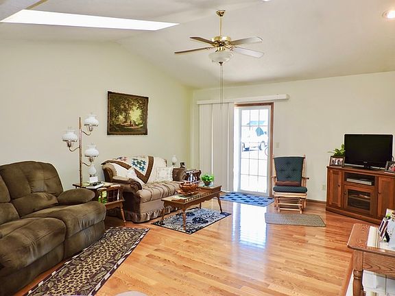 4th image of 704 Huntington Ct