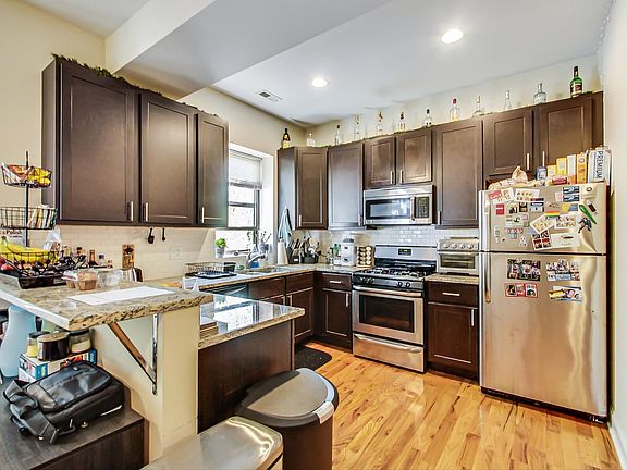 3rd image of 1224 W Argyle St APT 2W