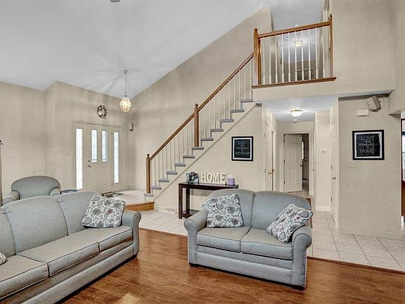 3rd image of 37 Brookfield Dr