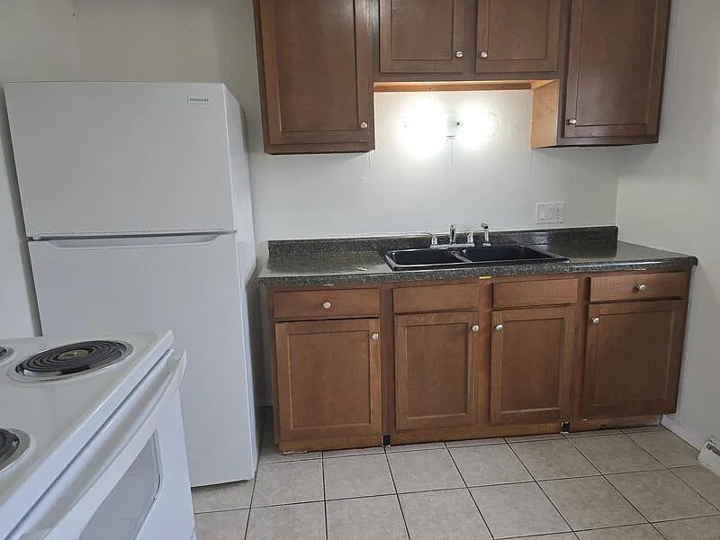 2 bed, 1.0 bath, $899 — Photo 2