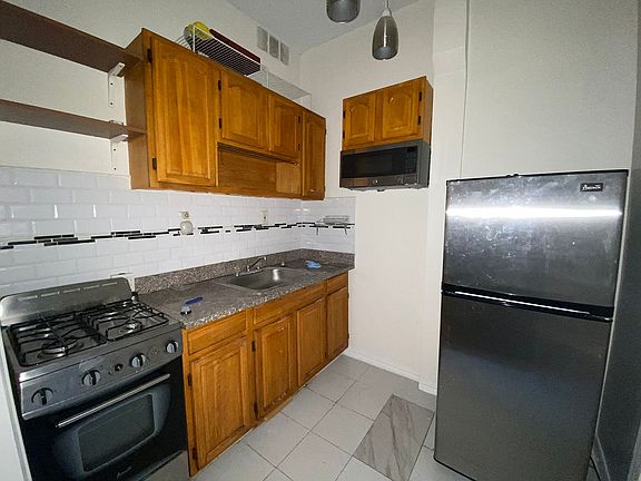 2nd image of 464 Quincy St APT 1