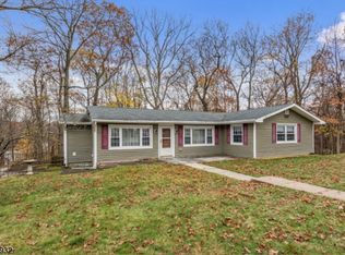 215 Santa Fe Trl, Hopatcong, NJ 07843