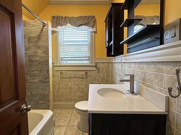 3rd image of 1141 Stafford Rd #2