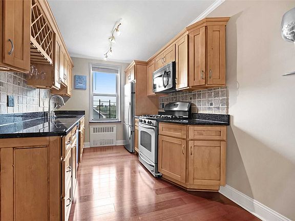 4th image of 209-10 41st Ave #3C