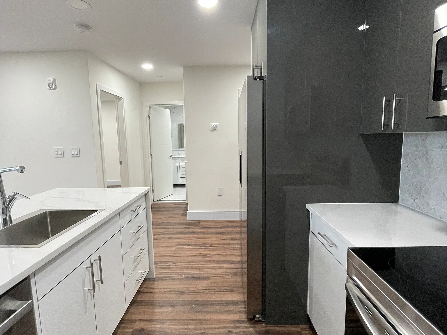 4906 Spruce St — Photo 2