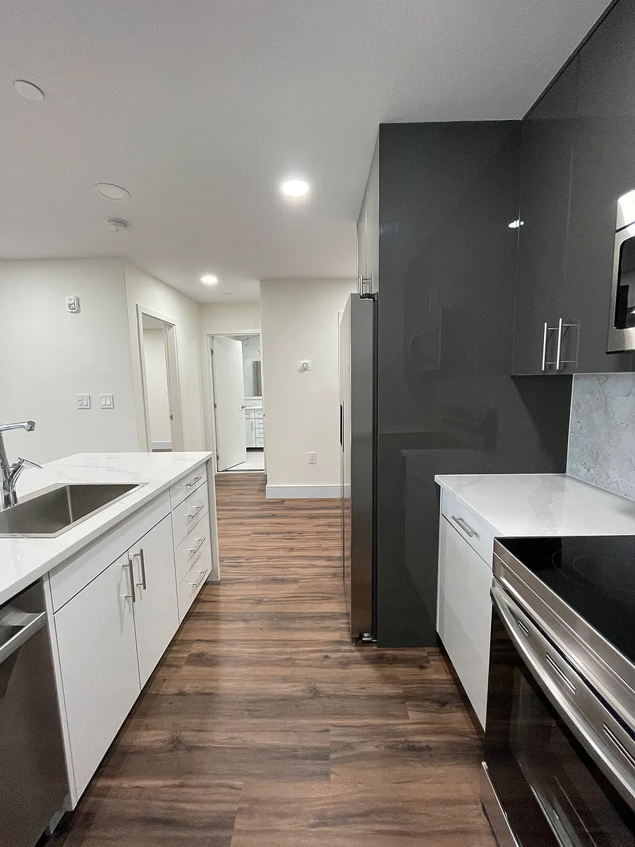 Building Photo - 4906 Spruce St #310