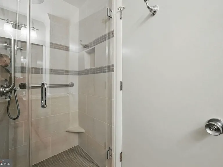 10419 Darby St — Photo 7