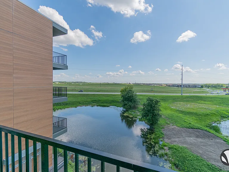 Chateau at Yankee Hill Apartments — Photo 45
