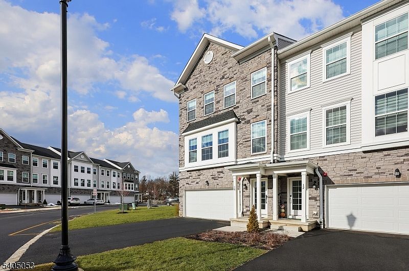 1st image of 10 Dorchester Ln #10