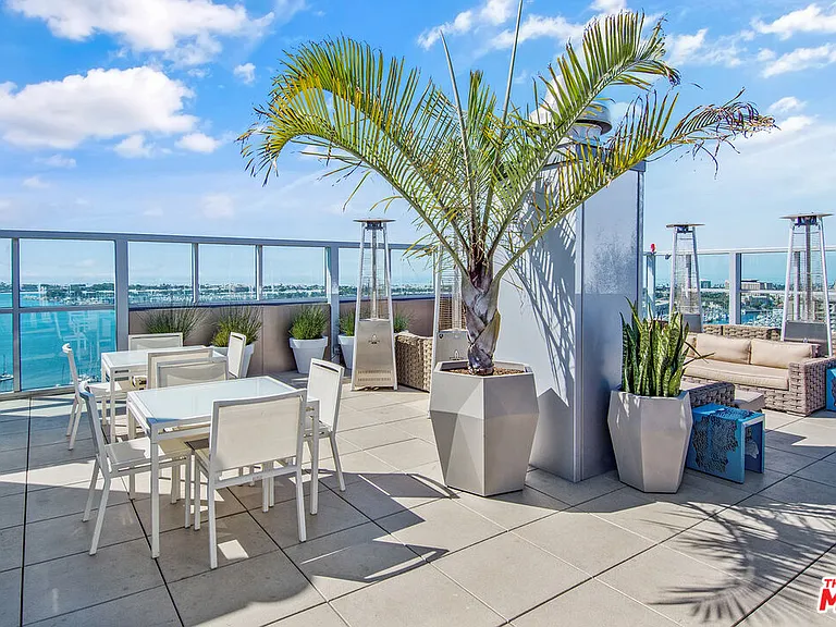 13700 Marina Pointe Dr #1431 — Photo 43