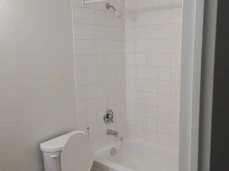 1371 Commissioners Rd W — Photo 8