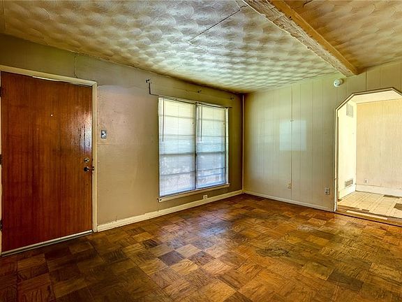 4th image of 702 Royal Crest Dr