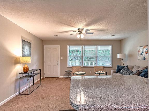 5th image of 2204 Greenbriar Cir APT 4