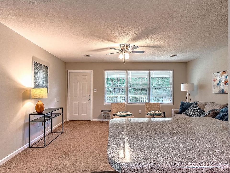 1st image of 2202 Greenbriar Cir APT 4