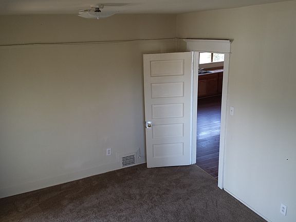 4th image of 4223 1/2 S Normandie Ave