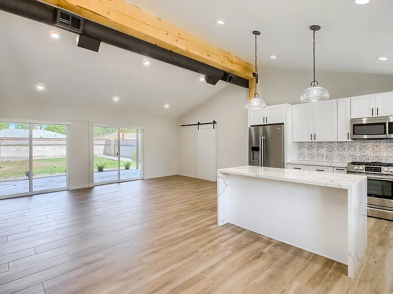 1402 W Berridge Ln — Photo 18
