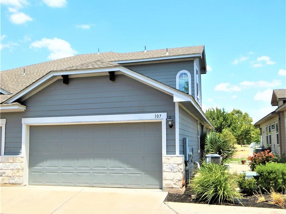 Condo in Round Rocks premiere community of Turtle Creek Village offering 3 bedrooms and 3 full baths, views of greenbelt behind property without neighboring homes. Super convenient locations to Austin and surrounding areas and the landscaping is taken ca