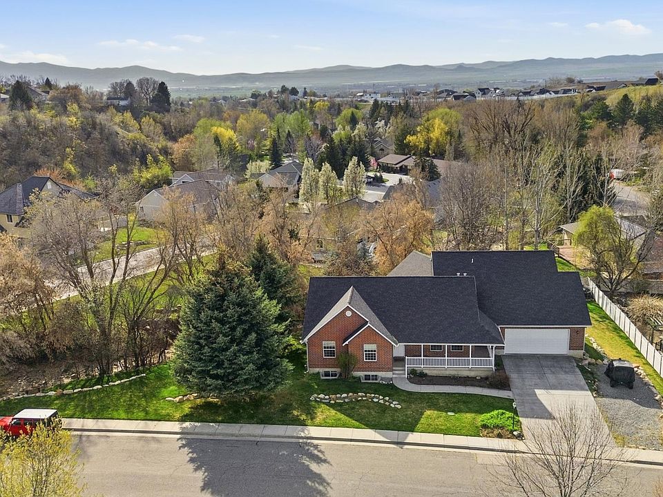 1st image of 353 Robin St