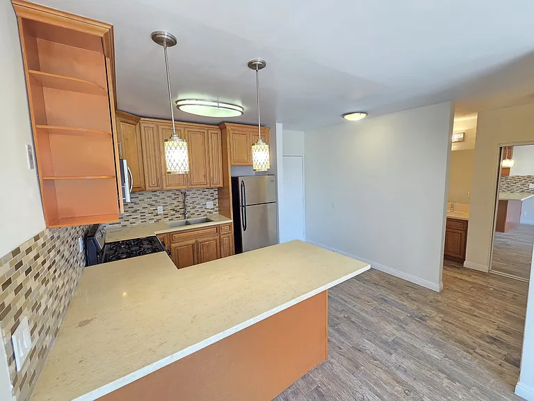 2518 W 5th st — Photo 8