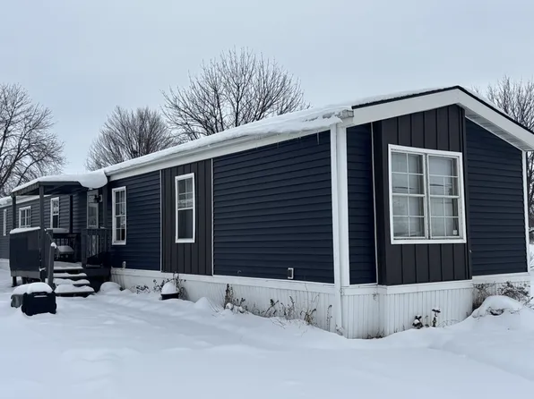 1735 Blackhawk Dr, Marion, IA 52302