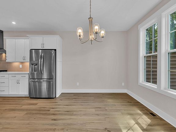 5th image of 1112 Blackthorn Ln