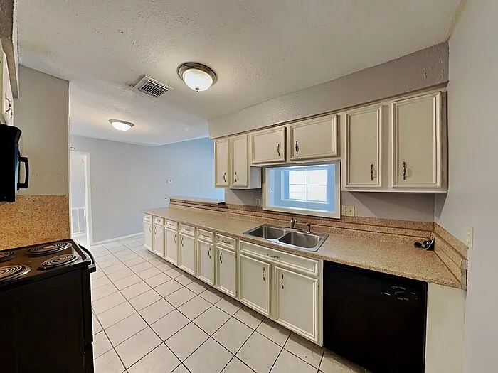 3 bed, 2.0 bath, 1639 sqft, $1,695 — Photo 2
