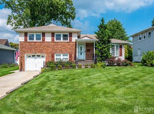 12 Dixon Dr, Woodbridge, NJ 07095