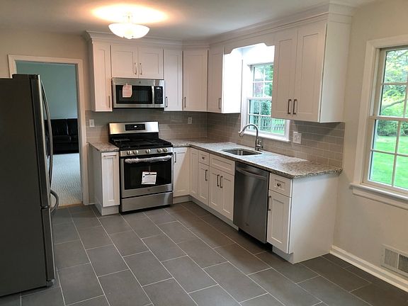 3rd image of 18 Berkshire Dr