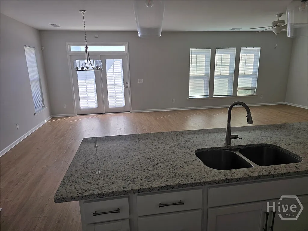 4 bed, 2.5 bath, 2300 sqft, $2,800 — Photo 4