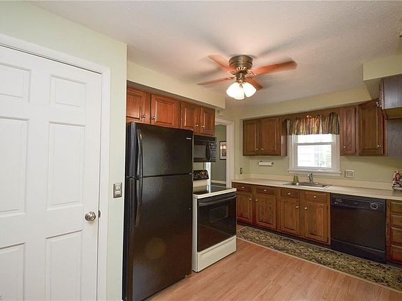 4th image of 20050 Parkview Ave