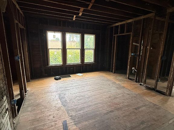 3rd image of 1028 Oak St