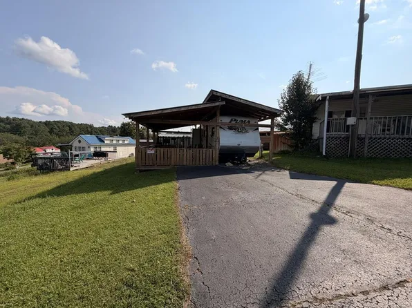 152 Megan Cir, Hillsville, VA 24343