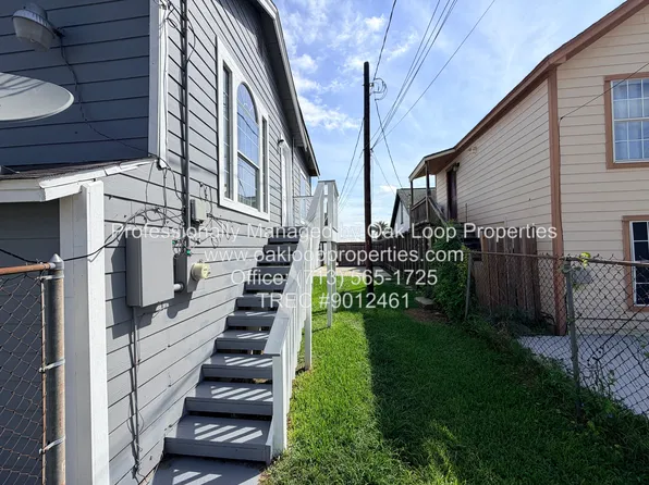 2811 1/2 Market St #B, Baytown, TX 77520