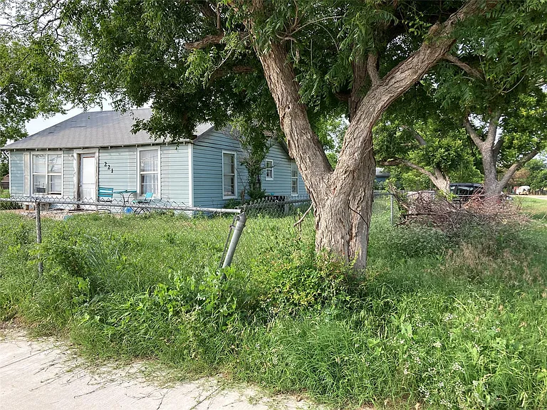 221 S Central Ave — Photo 1