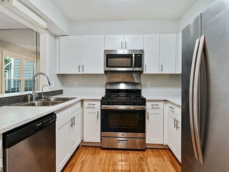 1445 Oakridge Cir — Photo 5