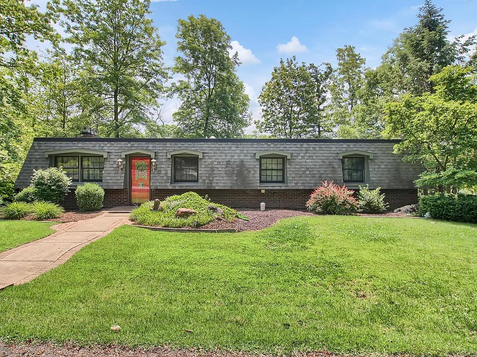 1st image of 442 W Lake Dr