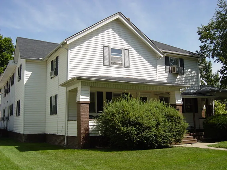 402 W Clark St — Photo 3