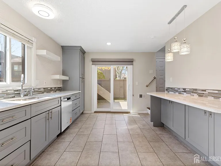 496 Westgate Dr — Photo 18